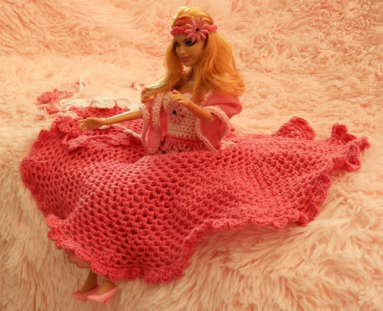 Gratis haakpatroon feestjurk voor Barbie op De vrolijke roze vlinder