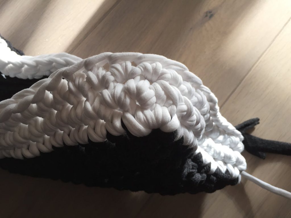 Tutorial met foto's van gratis haakpatroon mand uit textielgaren