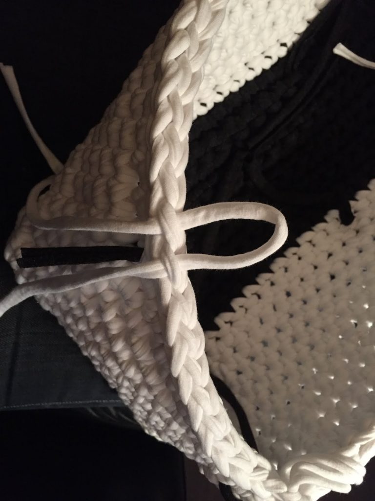 Tutorial met foto's van gratis haakpatroon mand uit textielgaren