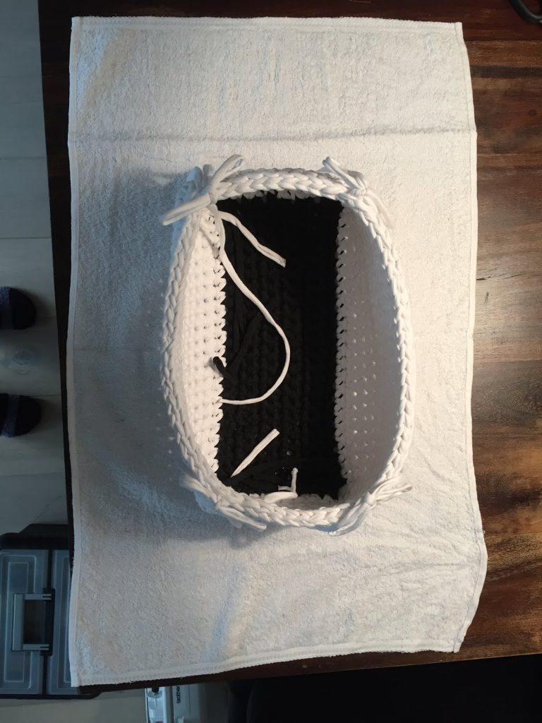 Tutorial met foto's van gratis haakpatroon mand uit textielgaren