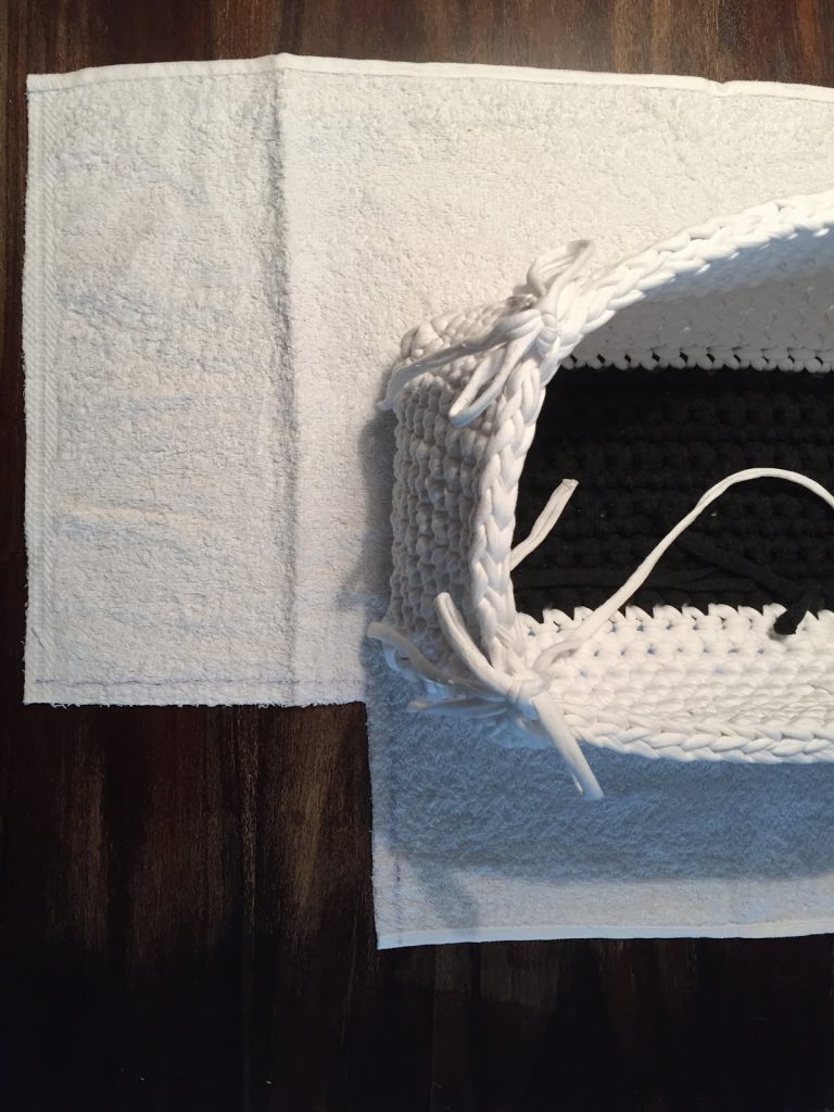 Tutorial met foto's van gratis haakpatroon mand uit textielgaren