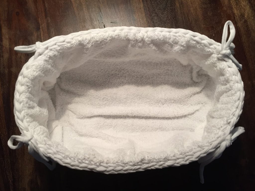 Tutorial met foto's van gratis haakpatroon mand uit textielgaren