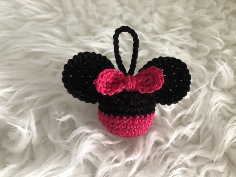 Versiering voor in de kerstboom: gehaakte Minnie Mouse