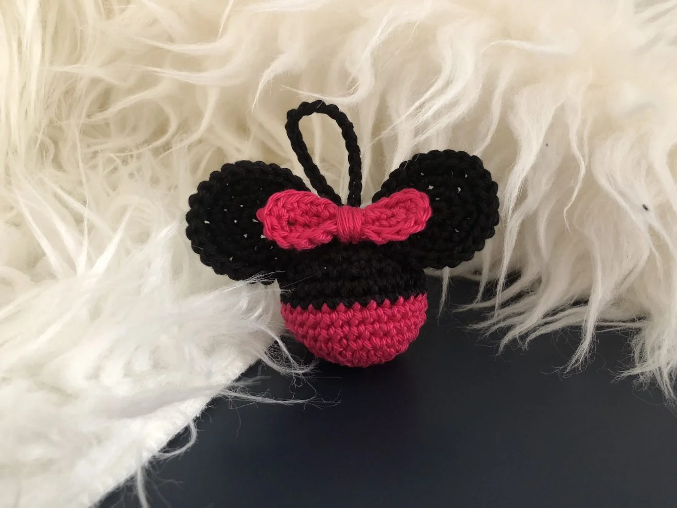 Versiering voor in de kerstboom: gehaakte Minnie Mouse