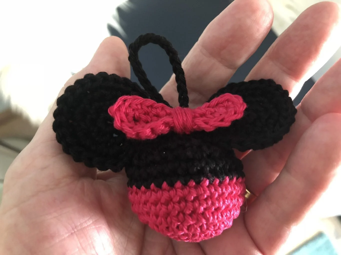 Versiering voor in de kerstboom: gehaakte Minnie Mouse