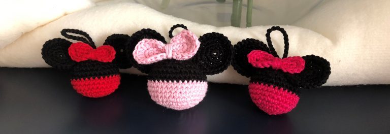 Versiering voor in de kerstboom: gehaakte Minnie Mouse