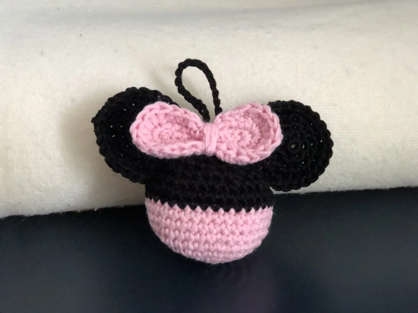 Versiering voor in de kerstboom: gehaakte Minnie Mouse