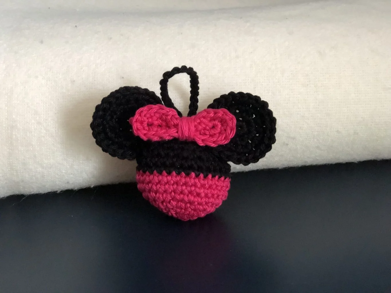 Versiering voor in de kerstboom: gehaakte Minnie Mouse
