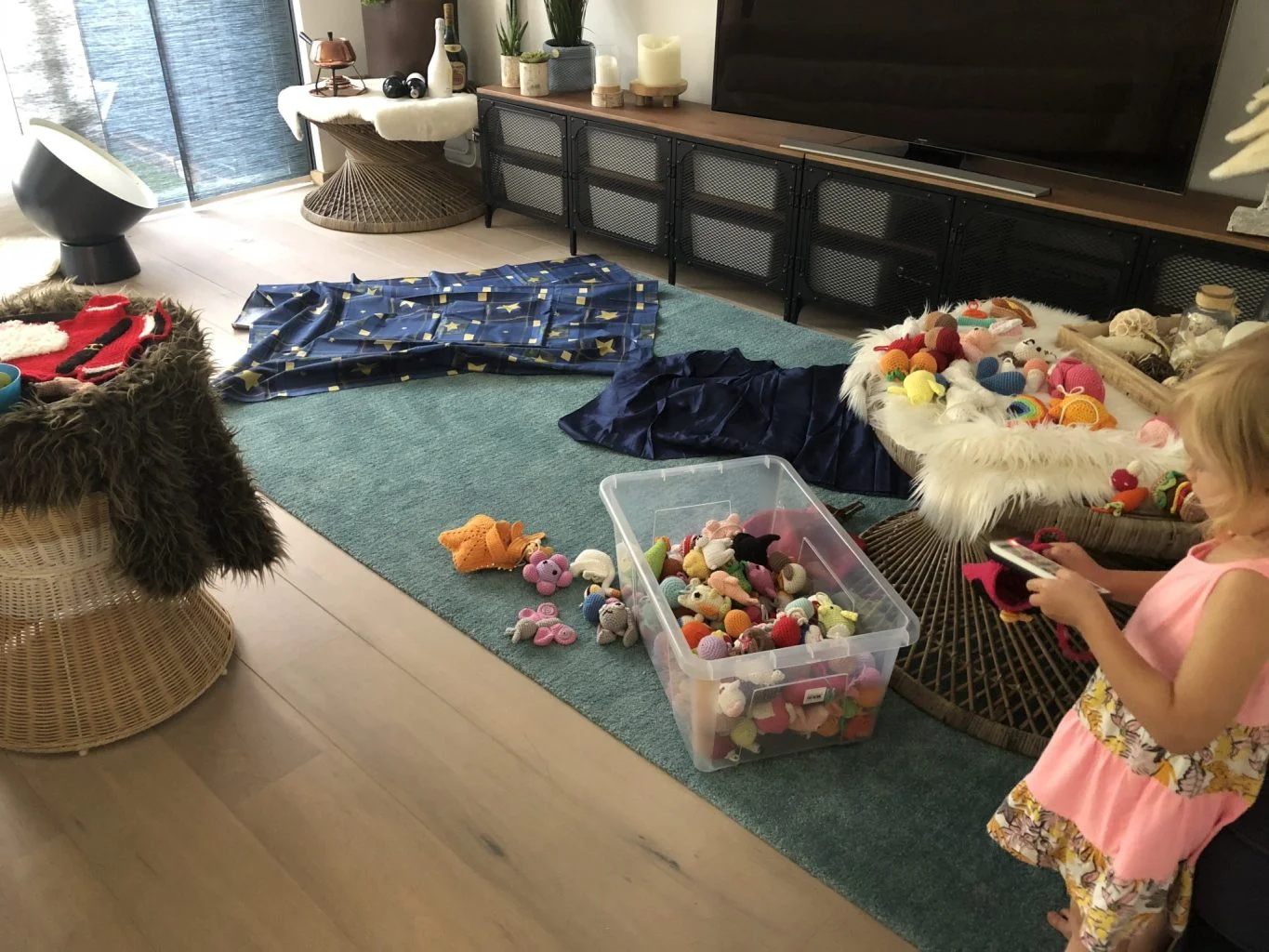 Blog over gehaakte kerstversieringen: kleinkindje Lieve speelt kerstfeestje