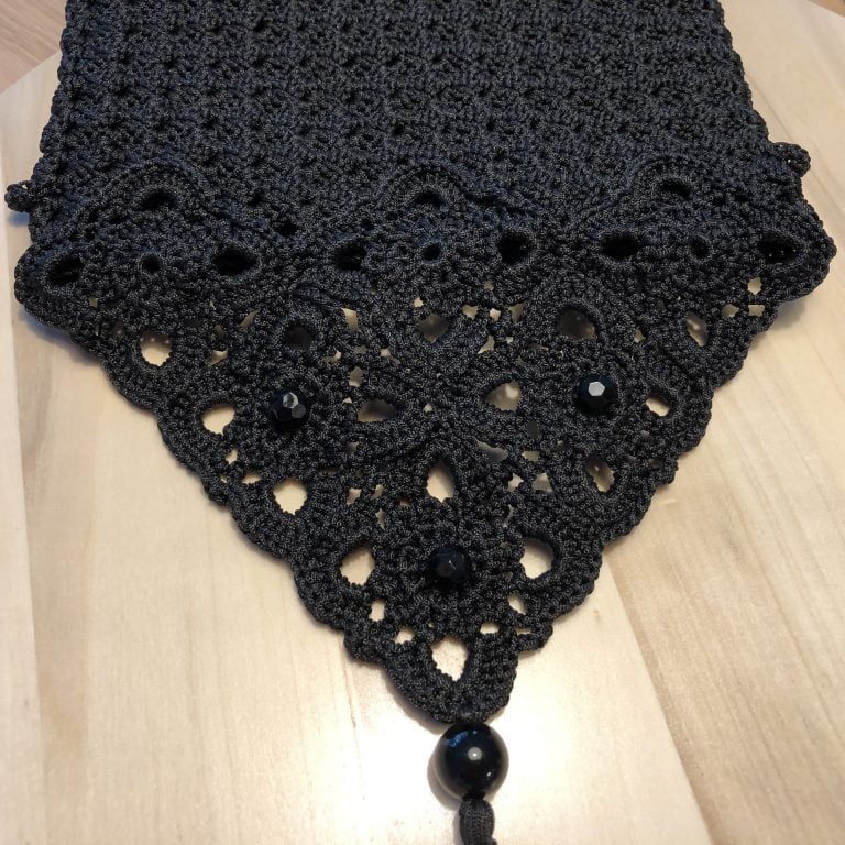 Chic gehaakt tasje in decoratieve haaksteken