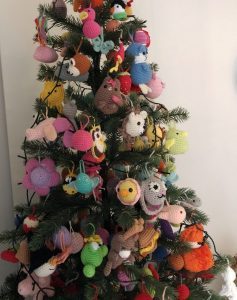 Talloze gehaakte amigurumi figuurtjes voor in de kerstboom