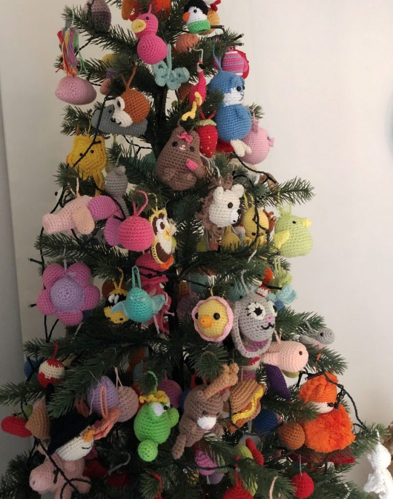 Talloze gehaakte amigurumi figuurtjes voor in de kerstboom