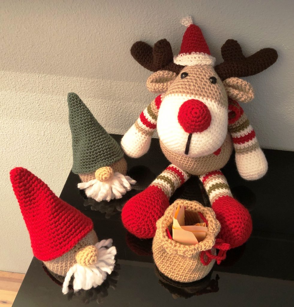 Talloze gehaakte amigurumi figuurtjes voor in de kerstboom