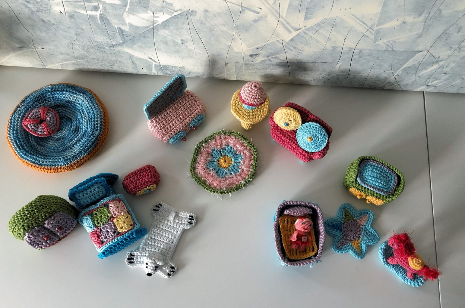 Gehaakt poppenhuis dat kan worden meegenomen