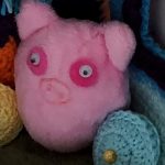 De in mijn ogen mislukte mini squishmallow (varkentje).